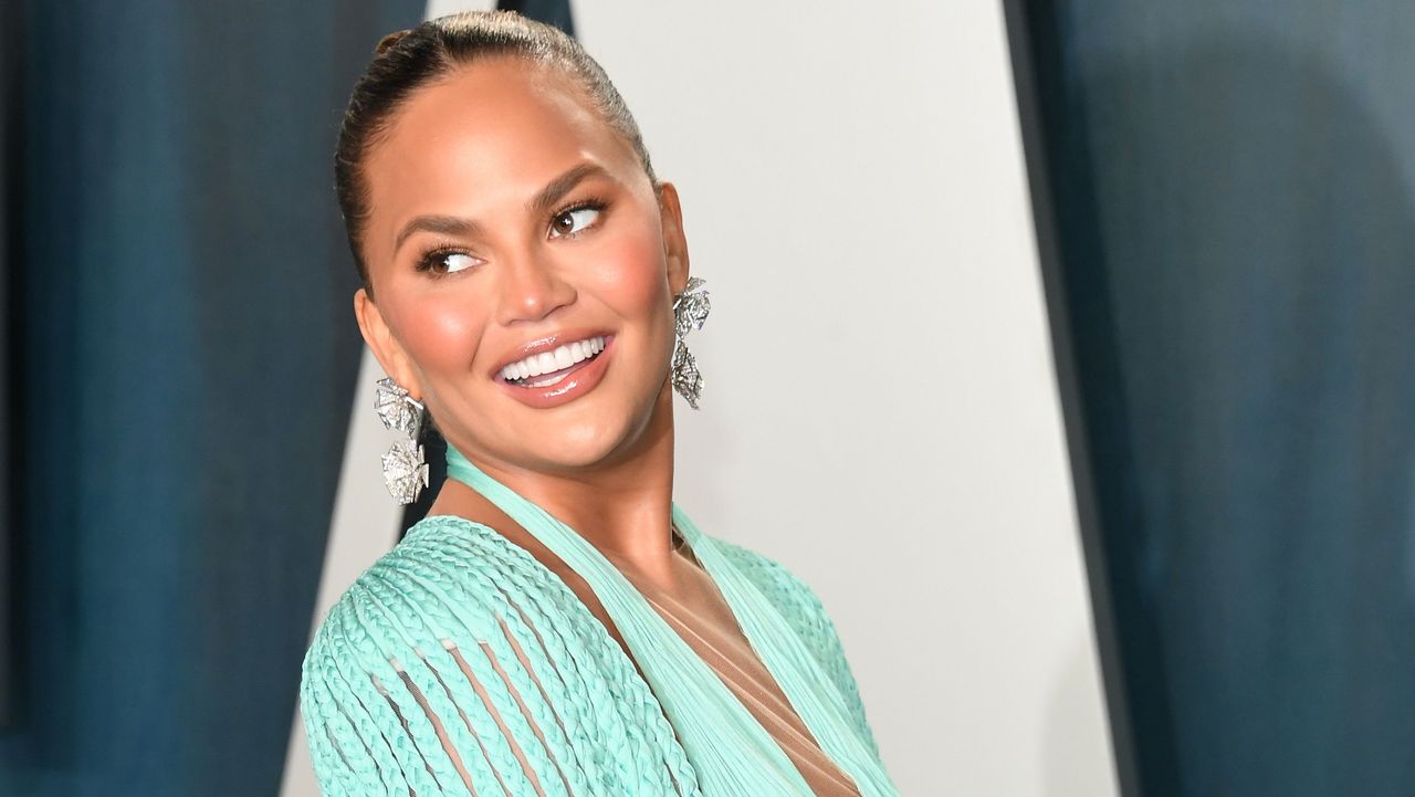 beverly hills, california february 09 christine teigen attends the 2020 vanity fair oscar party hosted by radhika jones at wallis annenberg center for the performing arts on february 09, 2020 in beverly hills, california photo by daniele venturelliwireimage,