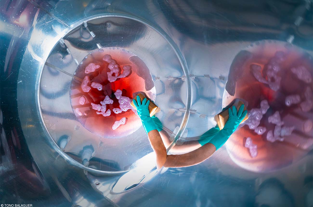 Produce_3rd_Tono_Balaguer_Cellar-worker-hand-cleaning-the-wine-tank.jpg