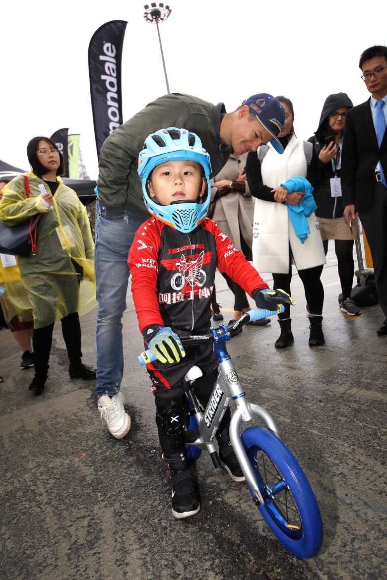 Jakob Fuglsang checks out one of the kids bikes
