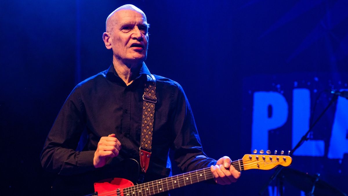 Wilko Jonson playing the guitar.