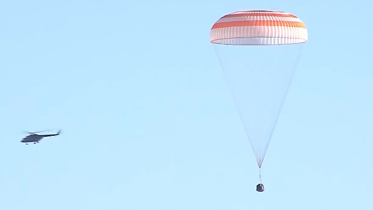المركبة الفضائية Leaky Soyuz تغادر المحطة الفضائية وتعود إلى الأرض في هبوط سريع