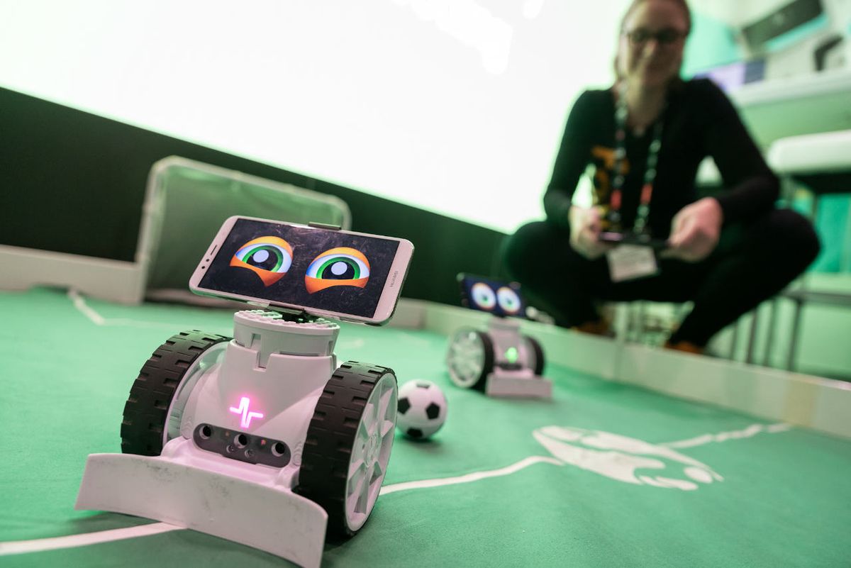 Bett attendee controls robot