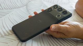 The Motorola Signature 27 in hand