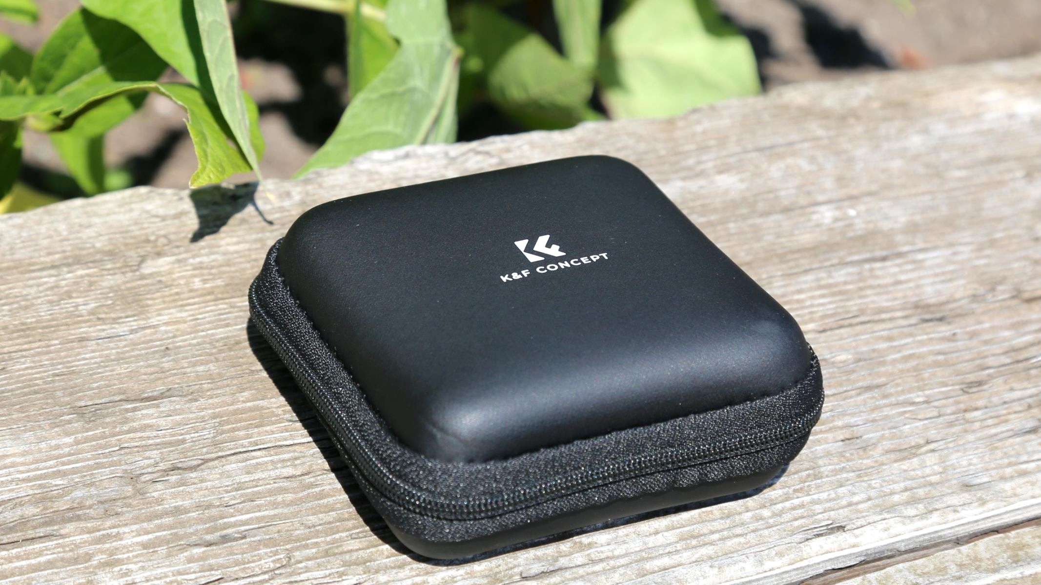 The pouch keeps the filter safe from fingerprints and breakages