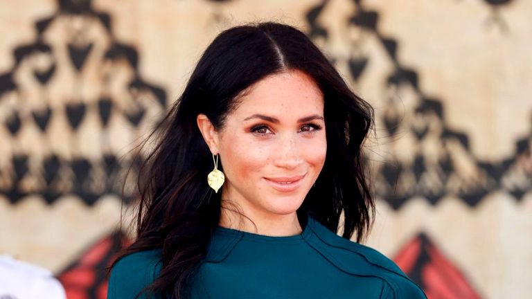 Hair, Beauty, Hairstyle, Black hair, Fashion, Lip, Brown hair, Long hair, Smile,