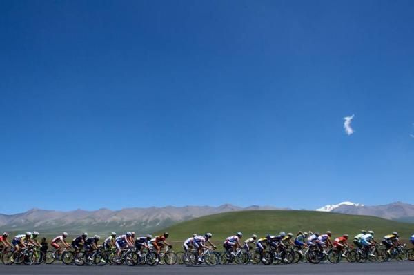 No time to check out the backdrop as the the riders enter 20km to go.