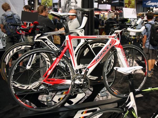 Ridley's new Dean RS shares some of the features of the top-end Dean but omits the Jetfoil seat stays and subs in a straight seat tube and non-integrated seatpost.