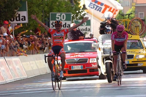 Luis Felipe Laverde (Ceramica Panaria-Navigare) with the stage and Pinotti takes the Maglia Rosa.