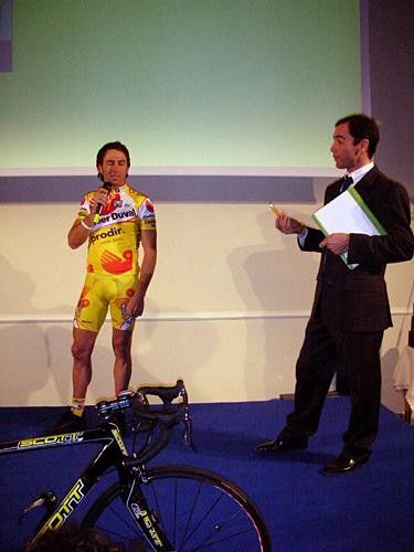 Saunier Duval' star rider Gilberto Simoni (L) chats with RAI presenter Davide Cassani.