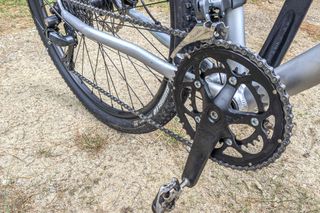 The 8-speed Shimano Claris drivetrains pairs a 50/34 crankset with a11–34t cassette