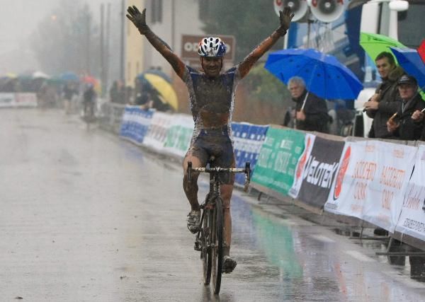 Bart Aernouts celebrates his victory