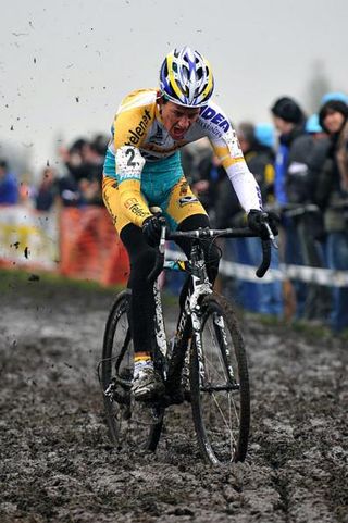 Tom Meeusen (Telenet-Fidea Cycling Team) powers throught the mud.