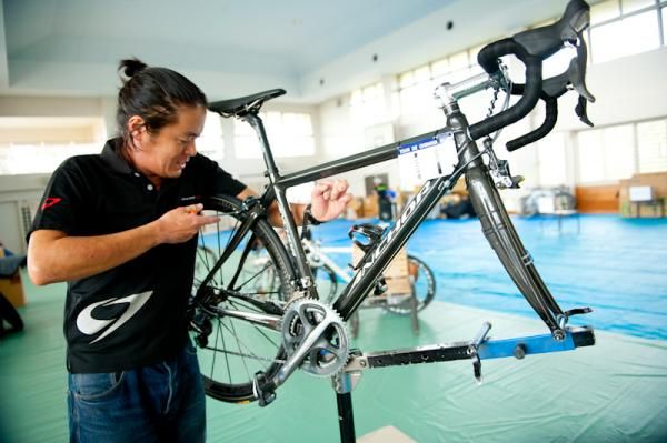 Mechanics get busy working on bikes for the opening stage.