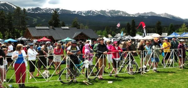 The crowd watching the finish in light rain.