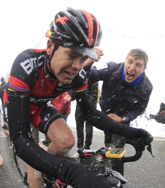 Cadel Evans (BMC) suffers in the snow