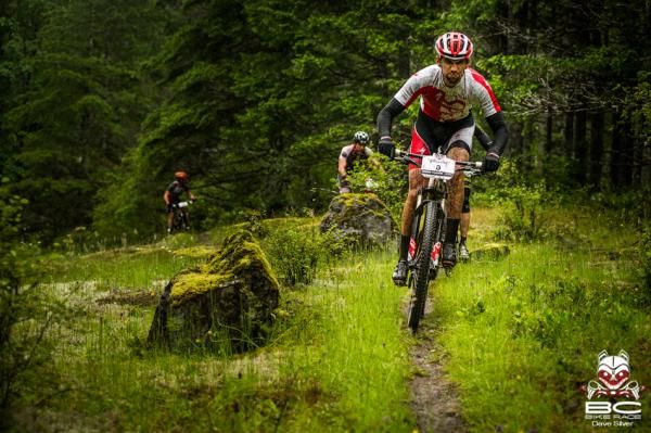 Neil Kindree (Specialized/ EMD Perono) keeps the mud out of his mouth.