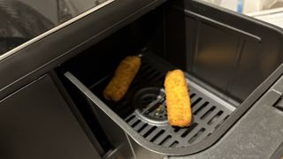 Cooked fish fingers in the swan duo digital air fryer