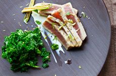 Seared and marinated tuna with roasted kale
