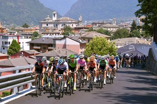 The peloton during stage 6 at the Giro Rosa