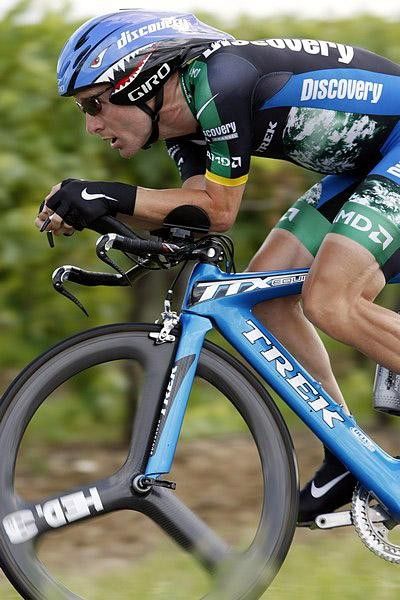 Levi Leipheimer (Discovery Channel) and his tight aero tuck