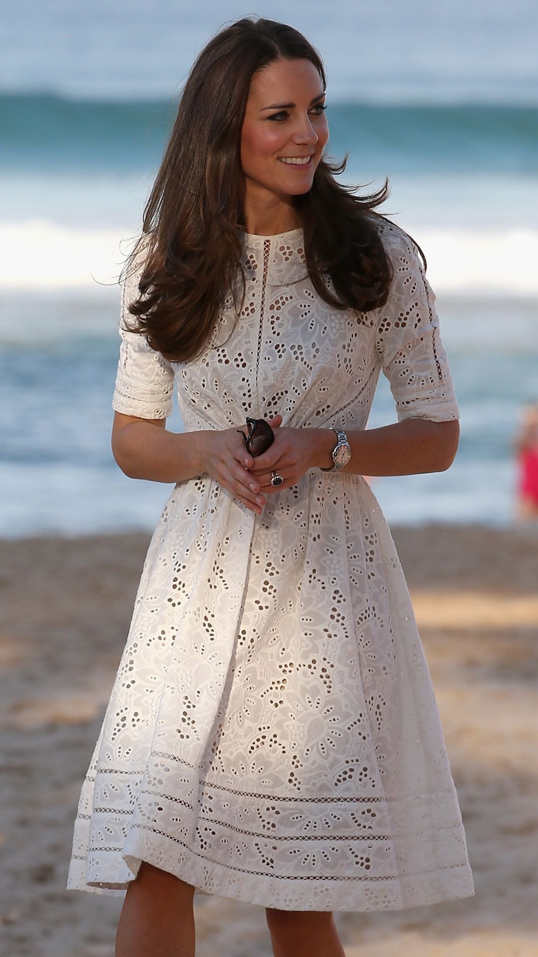 Kate Middleton v bílých midi šatech Zimmerman
