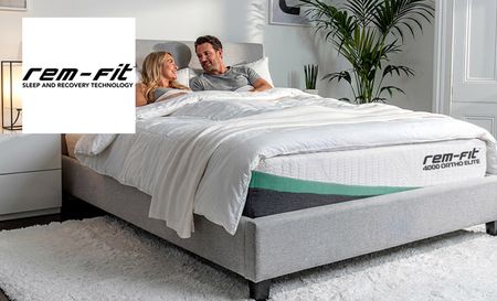 Couple sleeping on remfit's mattress
