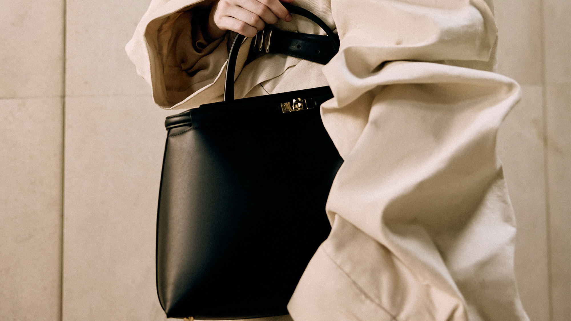 Person carrying a Janessa Leon&eacute; handbag.