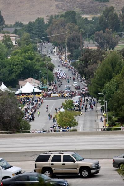 The race makes its way through the hectic Thousand Oaks circuit.