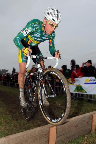 Sven Nys (Landbouwkrediet) hops a barrier.