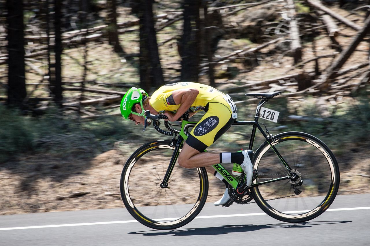 Alex Howes (USA) tries to hold onto the yellow jersey