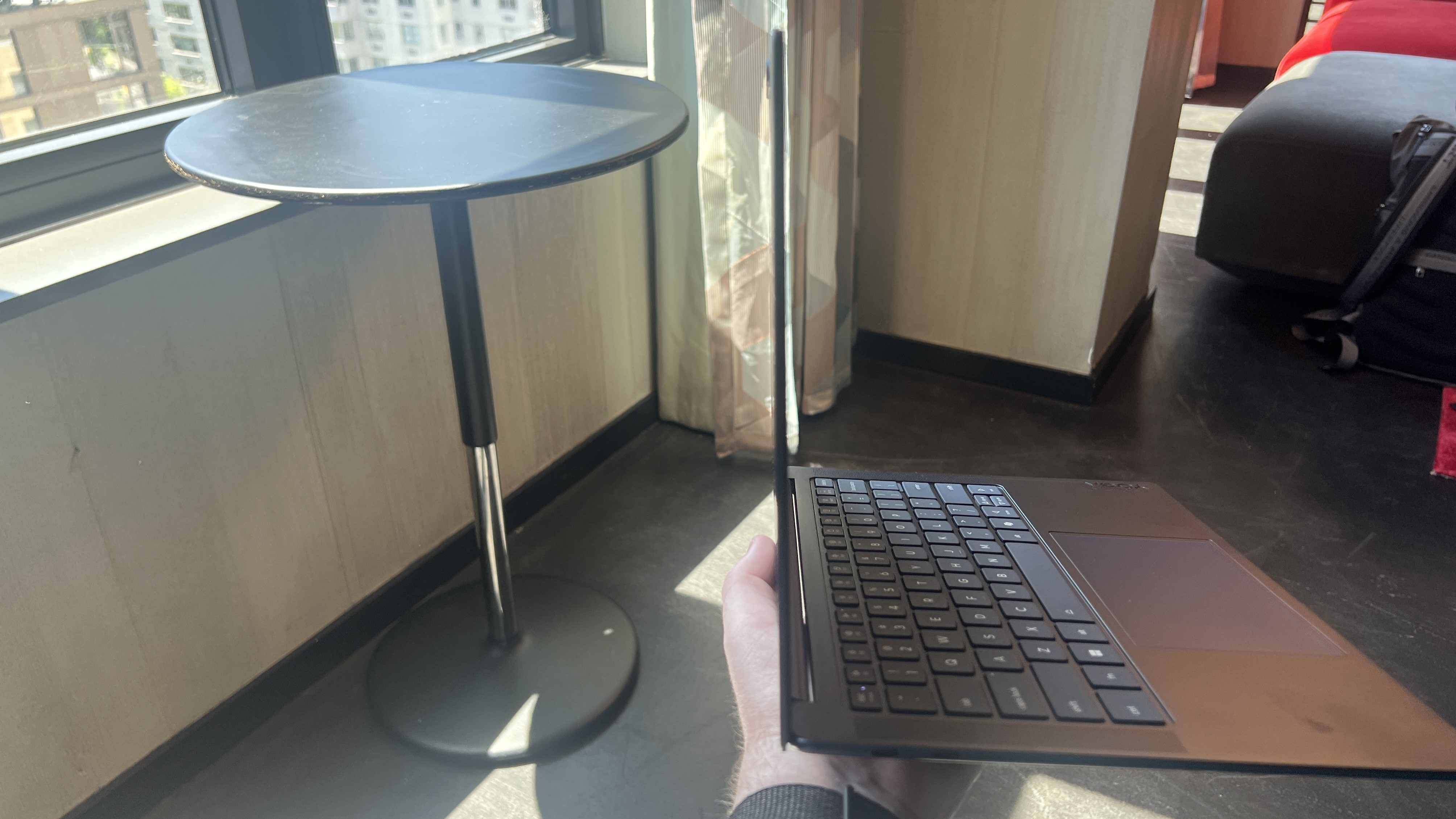 لپ تاپ آبی روی میز