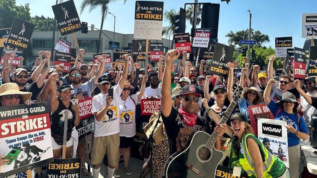 Tom Morello breaks out the Takamine and joins the Hollywood picket line ...