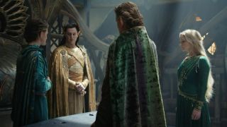 Gil-galad, Elrond, Celebrimbor et Galadriel se tiennent autour d'une table sur laquelle repose le morceau de mithril dans l'épisode 8 des Anneaux de Pouvoir.