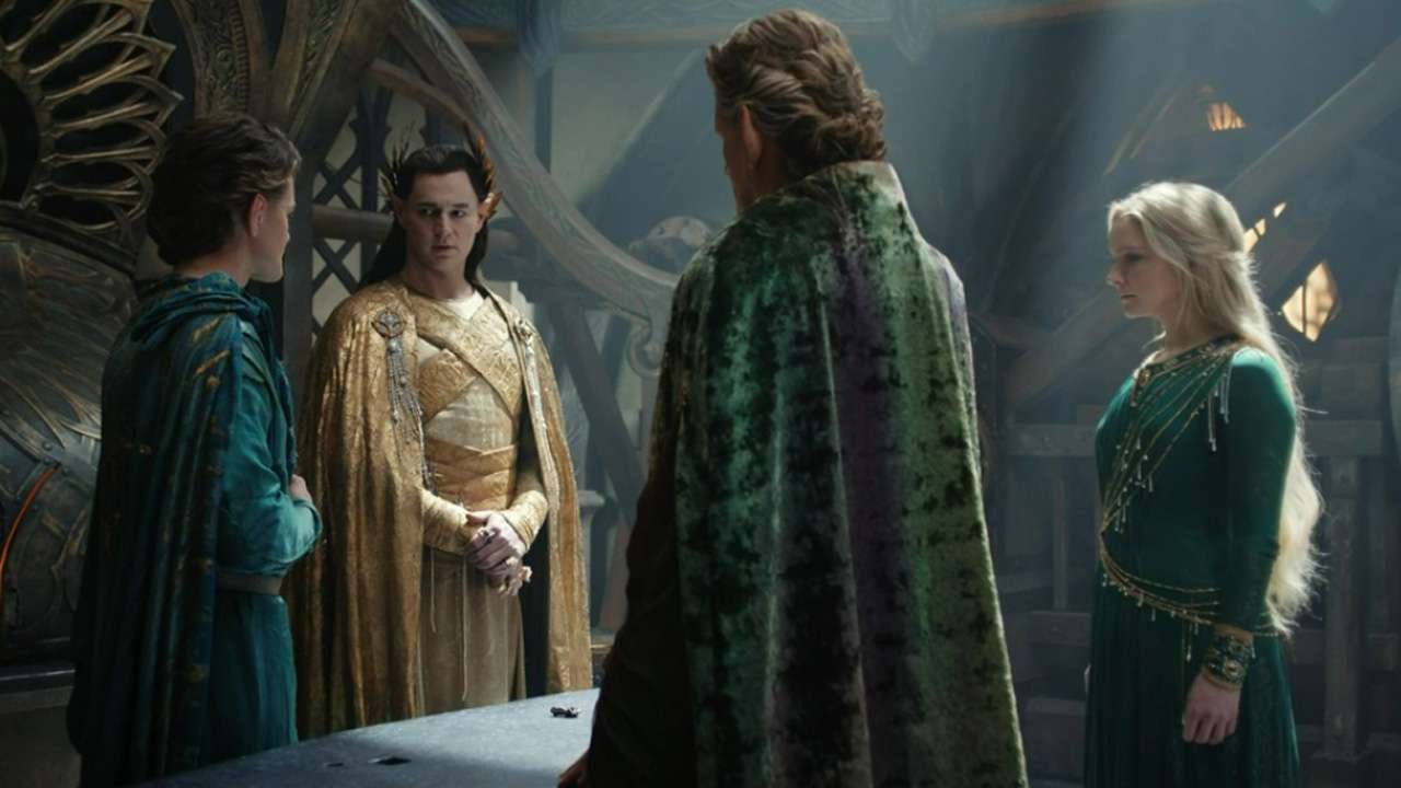 Elrond, Gil-galad, Celebrimbor, en Galadriel staan rondom een tafel met daarop een stukje mithril in aflevering 8 van The Rings of Power