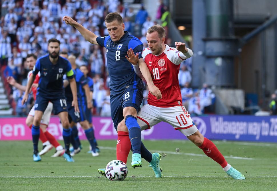 Christian Eriksen collapses during Denmark vs Finland Euro ...