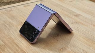 El Samsung Galaxy Z Flip 4 en color Bora Purple colocado en forma de V