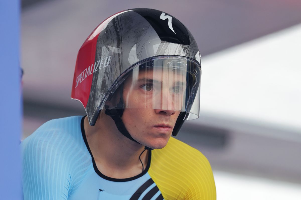 Full focus for Evenepoel at the start line in Les Invalides