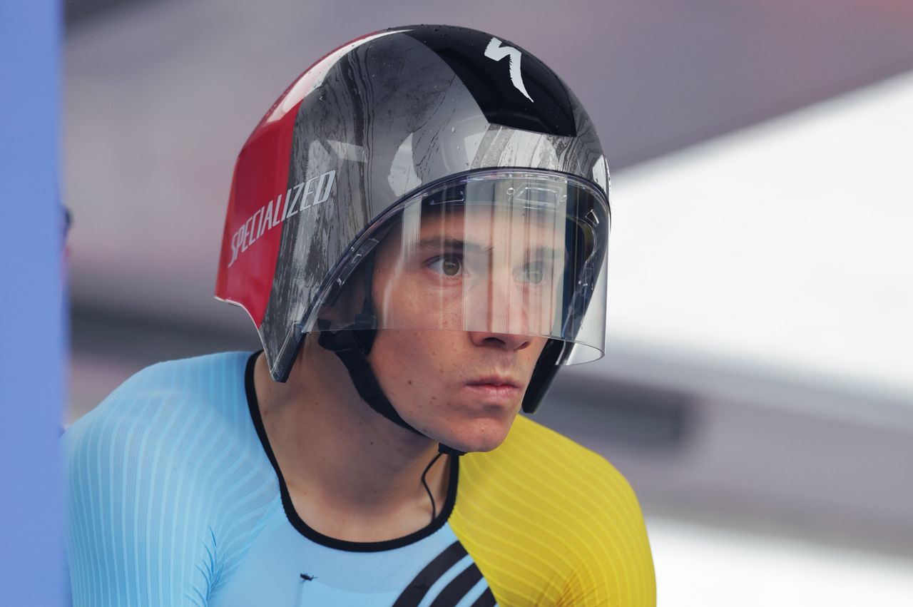 Full focus for Evenepoel at the start line in Les Invalides