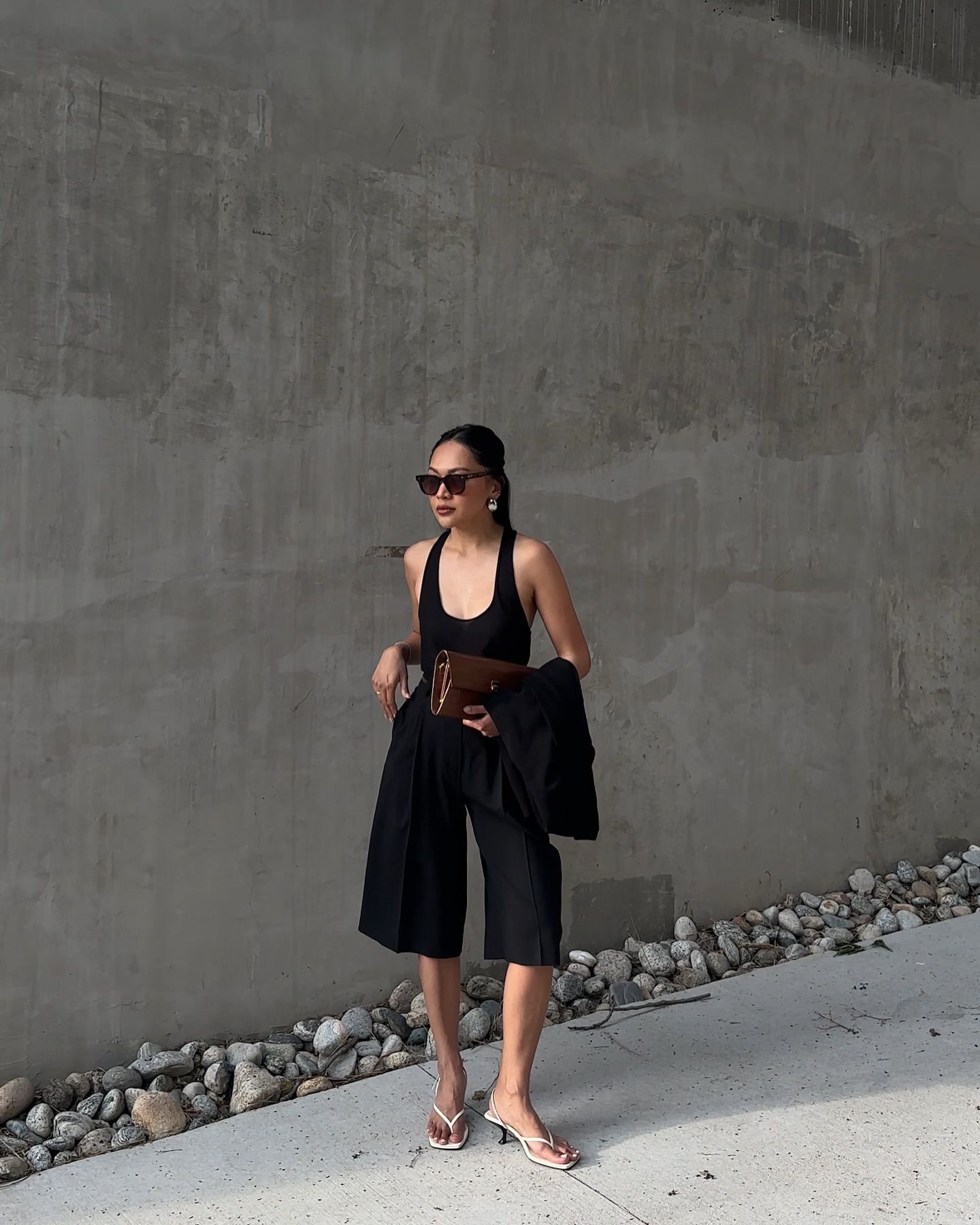 Influencer wears bermuda shorts with heeled flip flops.