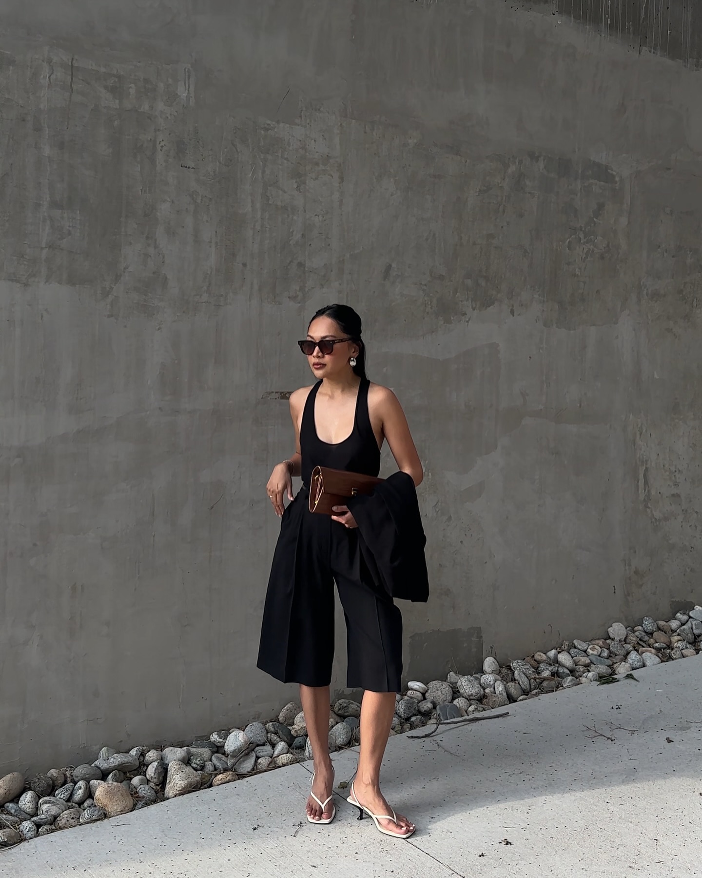 Influencer wears bermuda shorts with heeled flip flops.