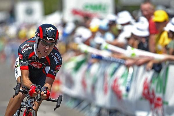 David Arroyo (Caisse D'Epargne-Illes Balears) heads into a turn.