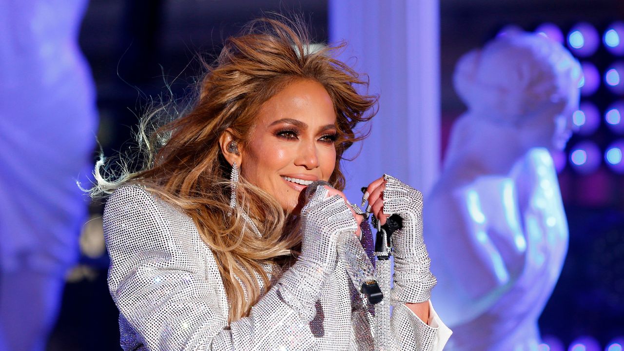 TOPSHOT - Singer Jennifer Lopez performs in Times Square during New Year&#039;s Eve celebrations on December 31, 2020 in New York City. (Photo by Gary Hershorn / POOL / AFP) (Photo by GARY HERSHORN/POOL/AFP via Getty Images)