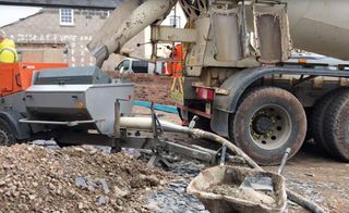 The screed lorry arrives
