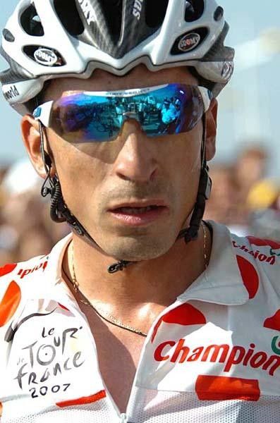Mauricio Soler (Barloworld) does the same; it was worm after all.