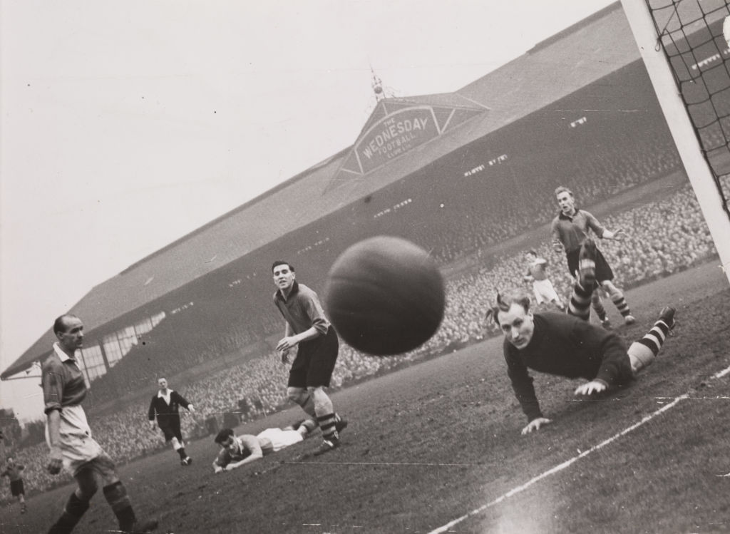 Une photo se dirige vers l'appareil photo, Manchester United contre Sheffield Wednesday, 1949. Une photographie d'un match de football entre Manchester United et Sheffield Wednesday en 1949. Une photo large du poteau par Stan Pearson de United se dirige vers le photographe du Daily Herald, Bert Abell.