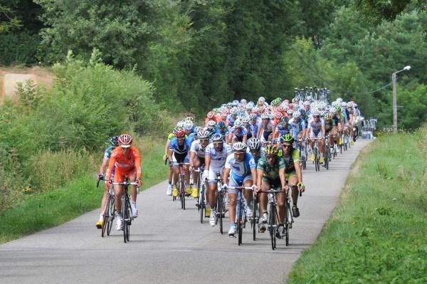 The peloton heads towards St Leonard de Noblat.