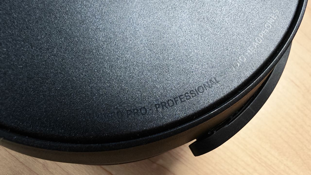 Photos of the Sennheiser 480 Pro on a light wood table top.