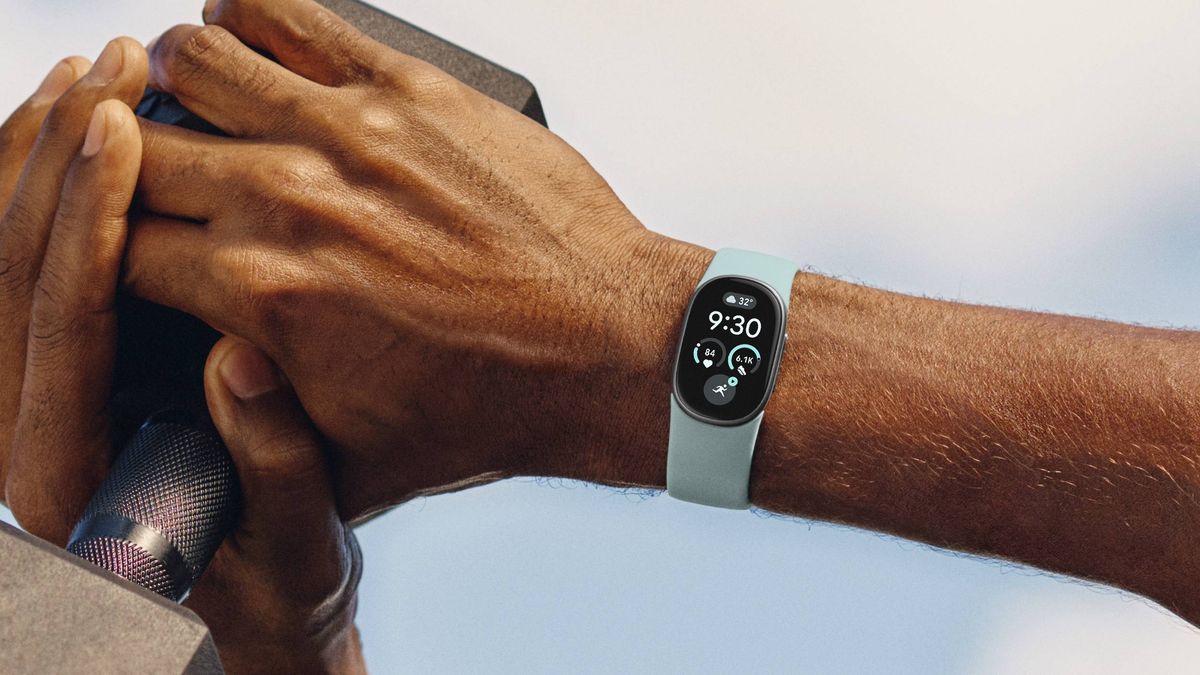 Google Fitbit Edge unveiled, reinventing the old pebble-style Fitbit