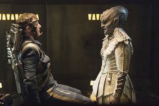 Pictured (l-r): Jason Isaacs as Captain Gabriel Lorca; Mary Chieffo as L'Rell.