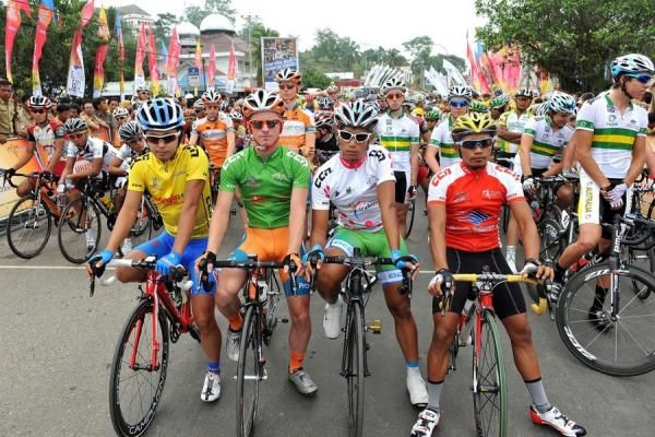 Mazakazu Ito (Aisan Raising Team Japan-Yellow Jersey), Jai Crawford (Genesys Wealth Advisers Australia-Green Jersey), Chun Kai Feng (Action Cycling Team Taiwan-Polka Dot Jersey), and Herwin Jaya (Polygon Sweet Nice-Red and Whte Jersey) in Stage 2 starting line up Tour de Singkarak 2012 at Muara Sijunjung, West Sumatra, Indonesia.